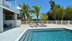 حمّام سباحة مُدفَّأ