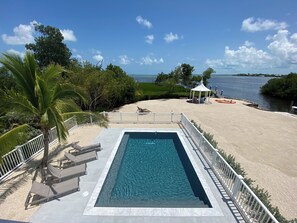 حمّام سباحة مُدفَّأ