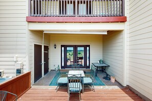 Outdoor dining - Lovely Canyon Lake Getaway | Fireplace, Deck & Balcony | Near Canyon Beach (Canyon Lake)