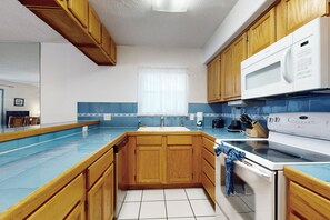 Refrigerador, microondas, horno y parrilla de estufa