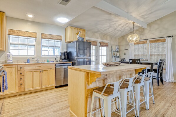 Fridge, microwave, oven, stovetop - West Bay Beauty with private main suite, three decks, & kayaks - dog-friendly (Jamaica Beach)