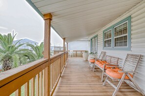 Terrace/patio - West Bay Beauty with private main suite, three decks, & kayaks - dog-friendly (Jamaica Beach)