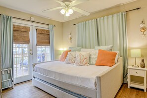 3 bedrooms, WiFi, bed sheets - West Bay Beauty with private main suite, three decks, & kayaks - dog-friendly (Jamaica Beach)
