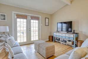 TV, DVD player - West Bay Beauty with private main suite, three decks, & kayaks - dog-friendly (Jamaica Beach)