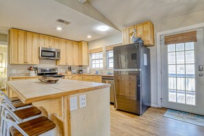 Fridge, microwave, oven, stovetop - West Bay Beauty with private main suite, three decks, & kayaks - dog-friendly (Jamaica Beach)