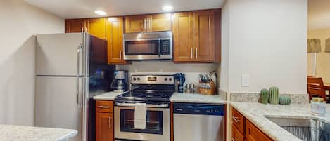 Een koelkast, een magnetron, een oven, een kookplaat