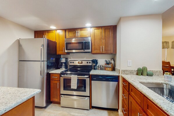 Fridge, microwave, oven, stovetop - Stylish & Spacious Condo with Pool, Spa & Gym | Minutes to Golf (Scottsdale)
