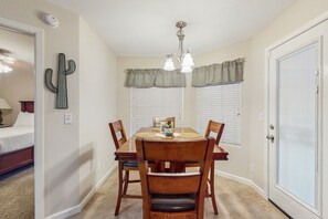 Dining - Stylish & Spacious Condo with Pool, Spa & Gym | Minutes to Golf (Scottsdale)