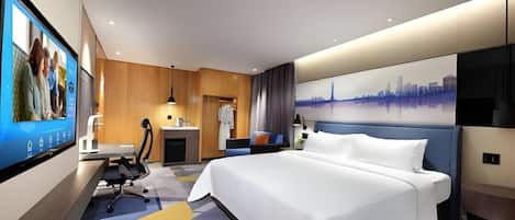 Una habitación de hotel moderna con una cama grande, un escritorio y un televisor que muestra un paisaje urbano.