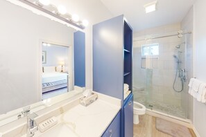 Amenidades de baño gratuitas, secadora de cabello, toallas 