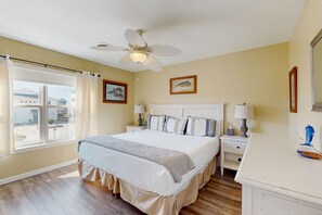 3 bedrooms, iron/ironing board, internet, bed sheets - Welcome to The Lazy Bay | Canal Front Home with Boat Dock (Rockport)