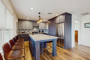 Frigorifero, microonde, forno, piano cottura