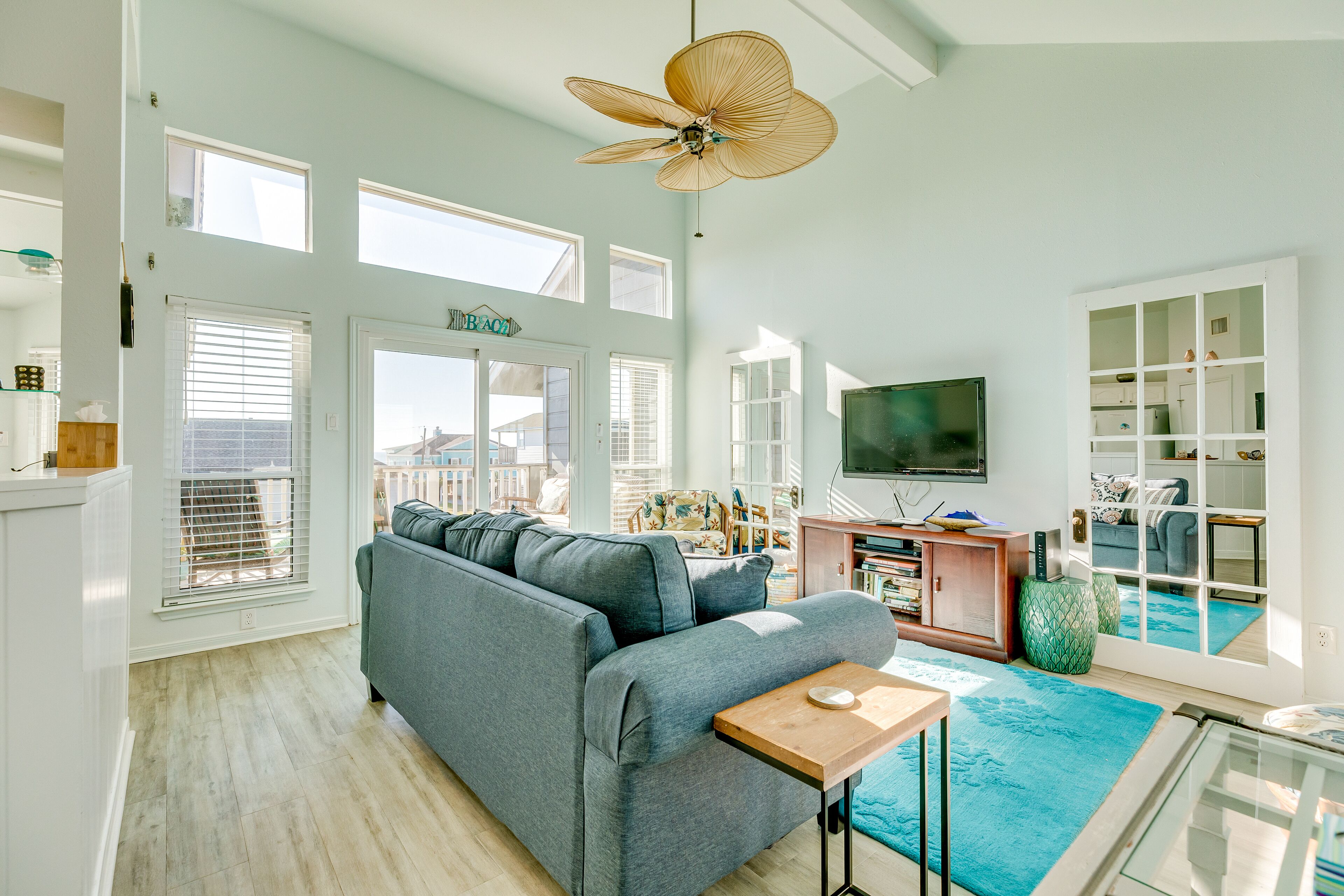 Updated Townhouse w/ 2 Decks & Gulf Views - 1 Block to Beach