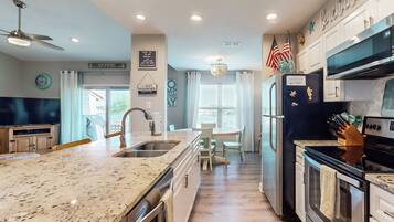 Réfrigérateur, micro-ondes, four, plaque de cuisson