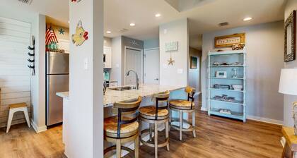 Bright Bayhouse condo with all-new interior & pool - near beach