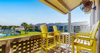 Bright Bayhouse condo with all-new interior & pool - near beach
