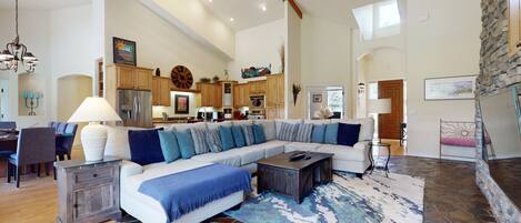 电视、壁炉、DVD 播放器、书