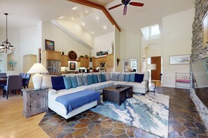 TV, peis, DVD-spiller og bøker