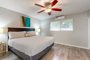 4 bedrooms, iron/ironing board, internet, bed sheets - Dog-friendly house with pool, firepit, and gas grill - quiet neighborhood (Scottsdale)