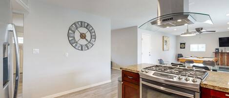 Refrigerador, microondas, horno y parrilla de estufa