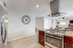 Fridge, microwave, oven, stovetop - Dog-friendly house with pool, firepit, and gas grill - quiet neighborhood (Scottsdale)