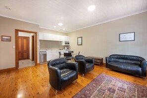 Appartement Premium | Coin séjour | Télévision LCD de 40 pouces avec chaînes numériques, télévision