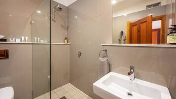 Premium Studio | Bathroom