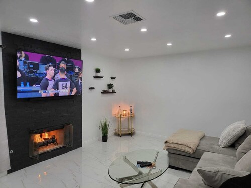 Shared Modern Elegance 2beds 1.5 bath!
