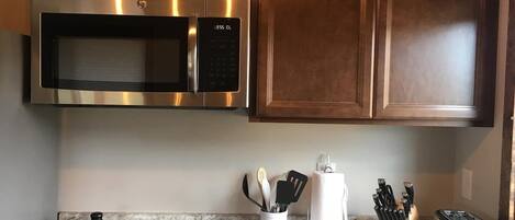 Réfrigérateur, micro-ondes, plaque de cuisson, lave-vaisselle
