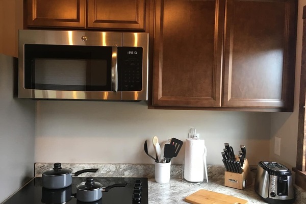 Geladeira, micro-ondas, cooktop, lava-louças