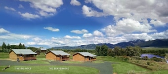 River Rest Luxury Cabin - The Ruby. Beautiful River and Mountain Views!!