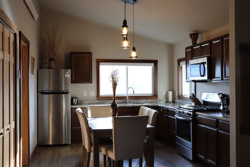 River Rest Luxury Cabin - The Ruby. Beautiful River and Mountain Views!!