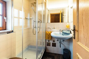 Dusche, Haartrockner, Handtücher