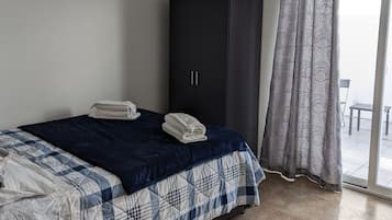 3 Schlafzimmer, Schreibtisch, Bügeleisen/Bügelbrett, Reisekinderbett