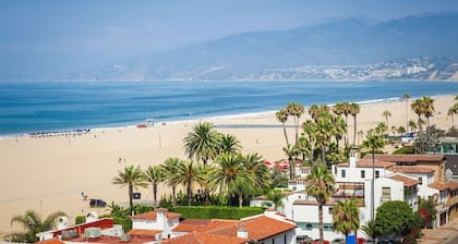 2Bedroom+Den/2Bathroom, 4 Blocks to Santa Monica Beach