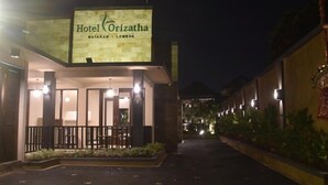 Hotel Orizatha with a signboard, a covered entrance, and a pathway leading to the building. - Hotel Orizatha (Mataram)