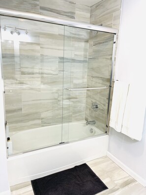 Combined shower/bathtub, hair dryer, towels, soap - North Star Ranch in the Woods. Secluded, fast wifi, hot tub & many amenities. (Sparrow Bush)