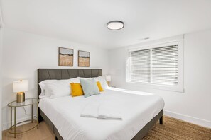 5 Schlafzimmer, Schreibtisch, Bügeleisen/Bügelbrett, Reisekinderbett