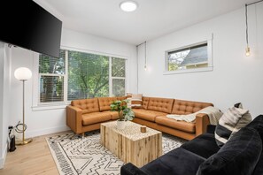 Een televisie en tafelvoetbal