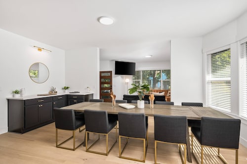 Pristine Renovation w/ Epic Location, Pet Friendly, Fully Fenced, Hot Tub, Walk to Bars, Shopping