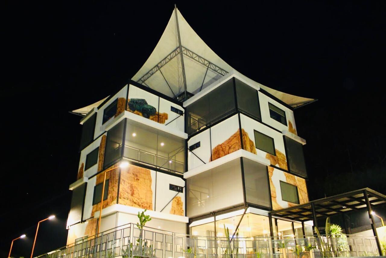 Un edificio de varios pisos con un diseño moderno, con amplios ventanales y una estructura geométrica.