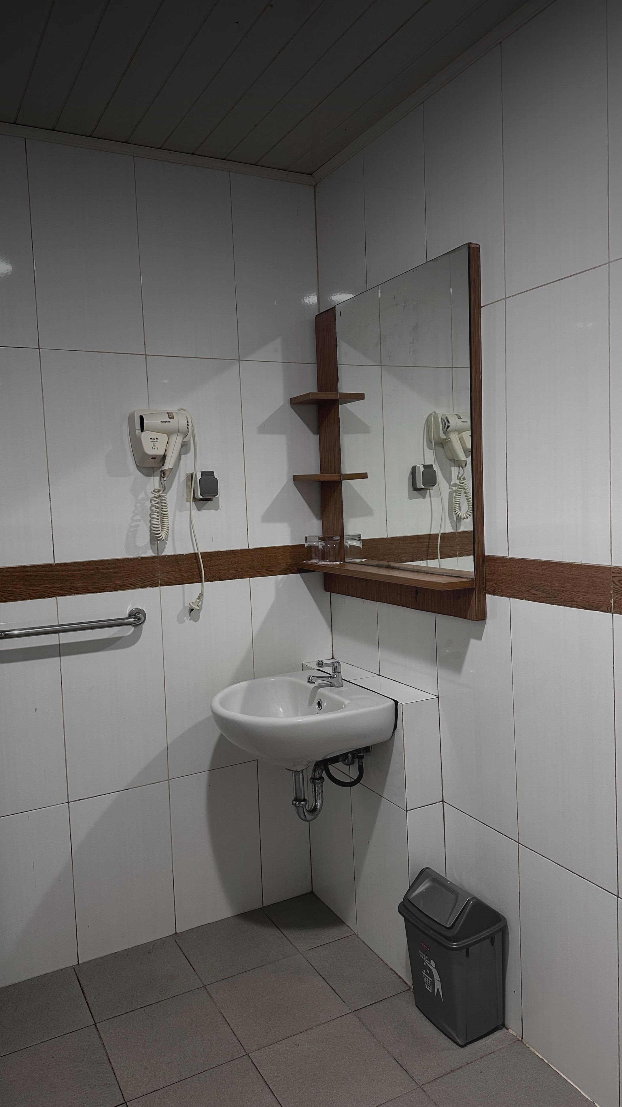 Douche, sèche-cheveux, chaussons, serviettes fournies