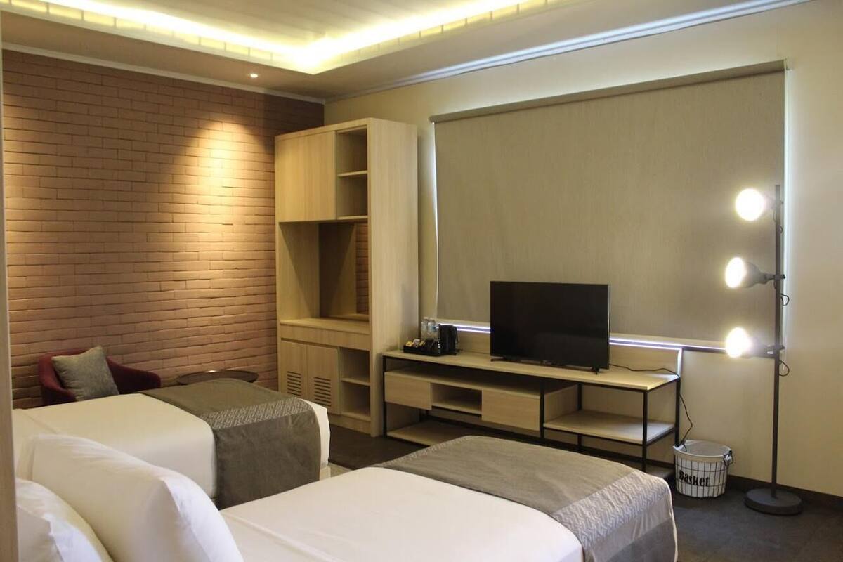 Grand Gladiator, Twin Bed | Iron/ironing board, free WiFi, bed sheets