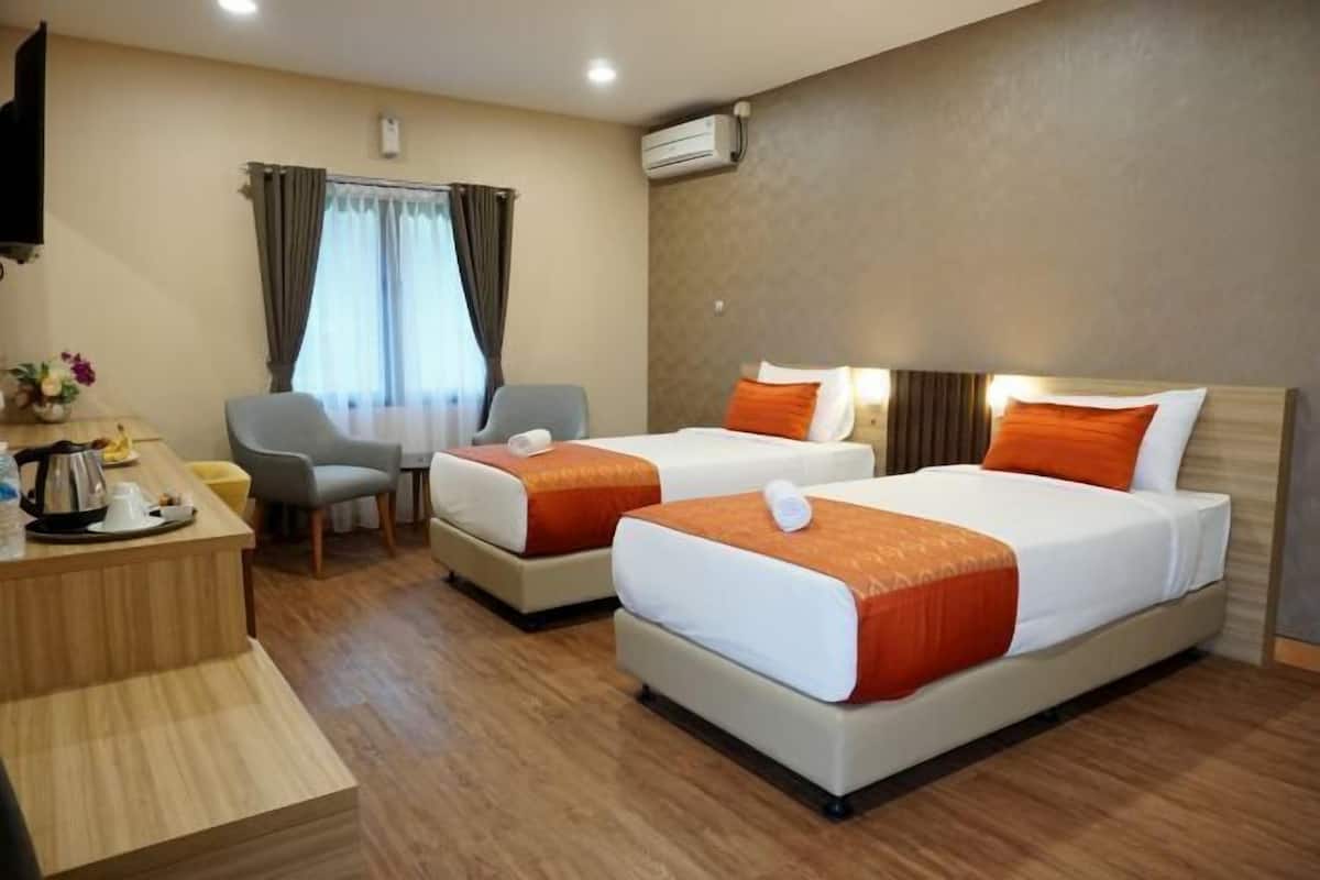 Iron/ironing board, free WiFi, bed sheets