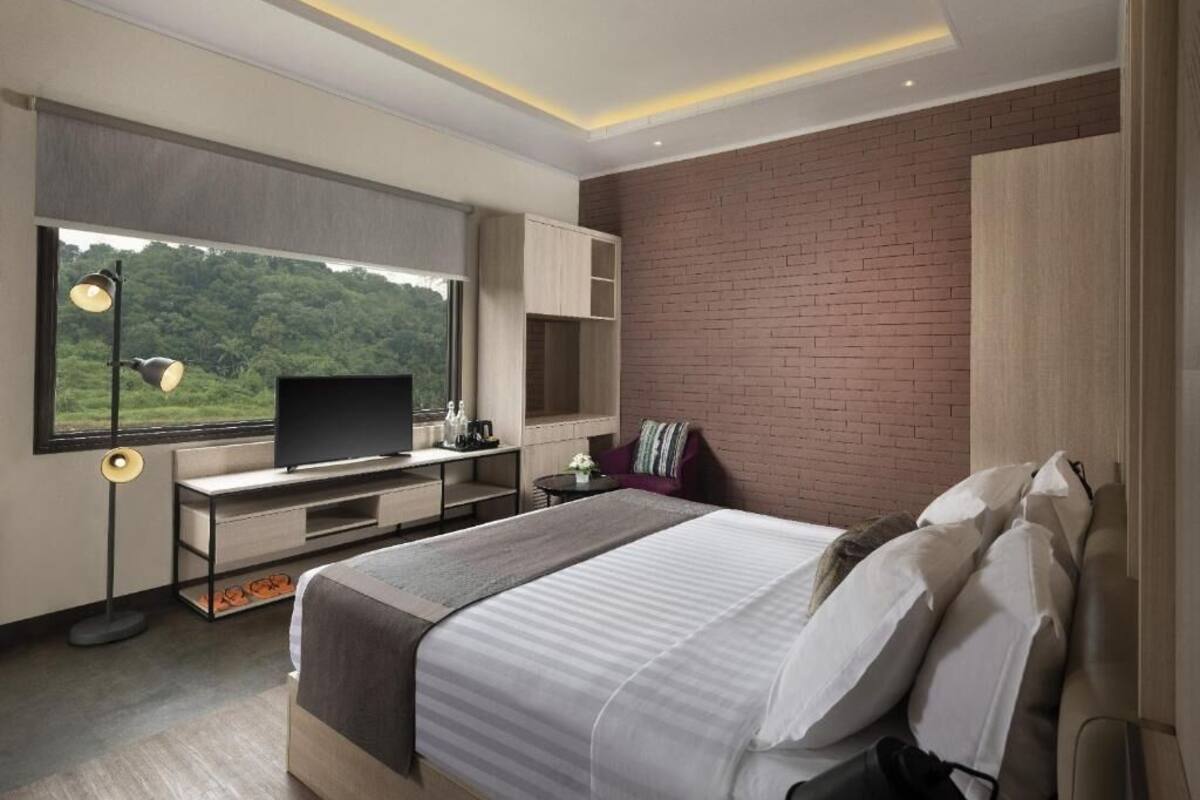 Grand Gladiator, King Bed | Iron/ironing board, free WiFi, bed sheets