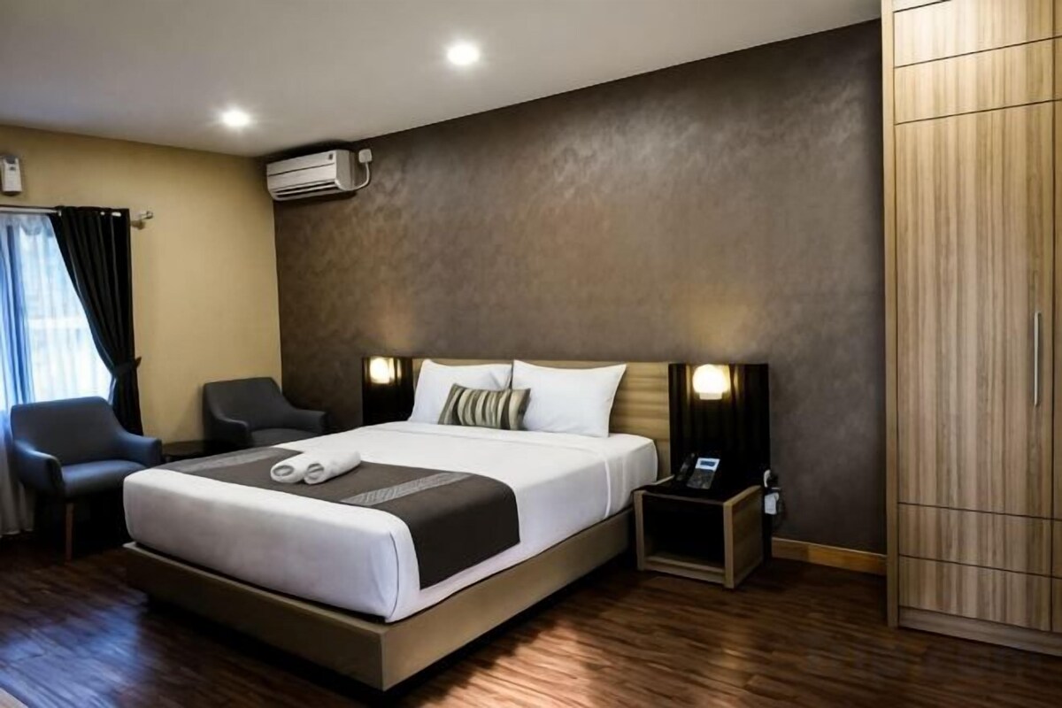 Iron/ironing board, WiFi (free), bed sheets