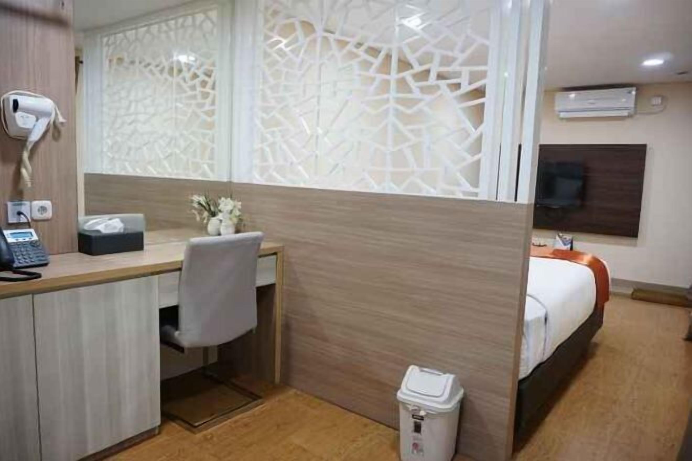 Tabla de planchar con plancha, wifi gratis y ropa de cama 