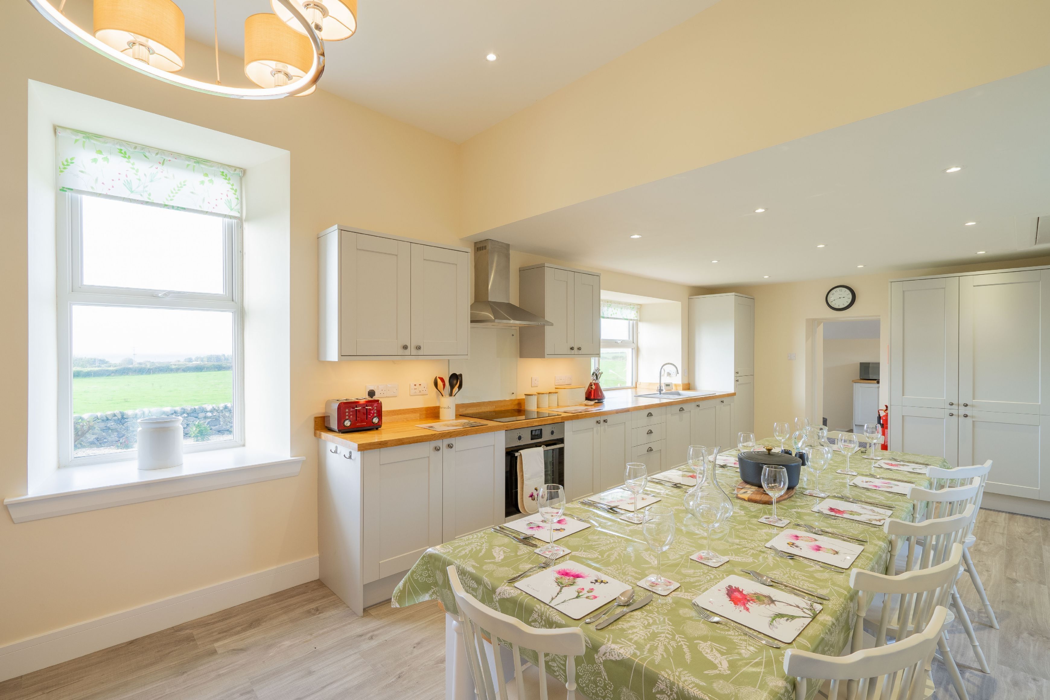 Réfrigérateur, micro-ondes, lave-vaisselle, chaise haute