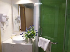 Articles de toilette gratuits, sèche-cheveux, chaussons