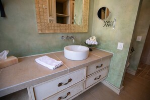 Ducha, secador de pelo y toallas